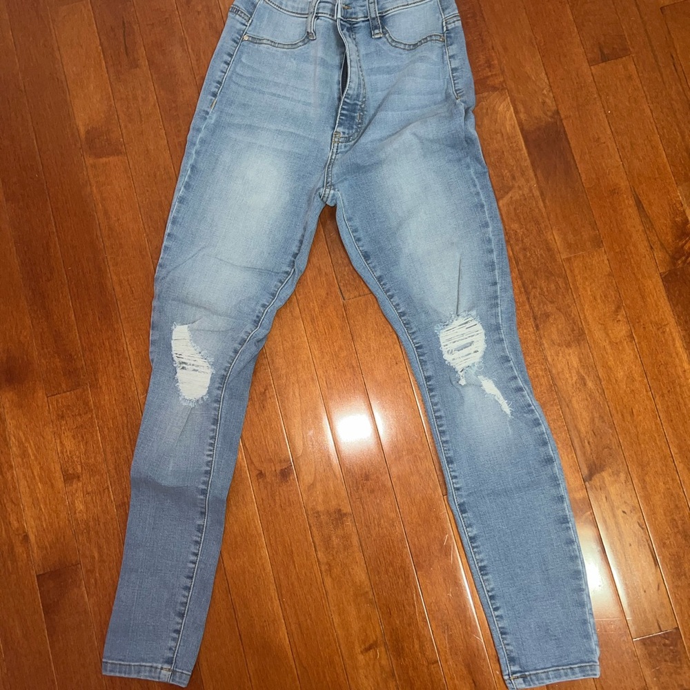 Distressed skinny jeans